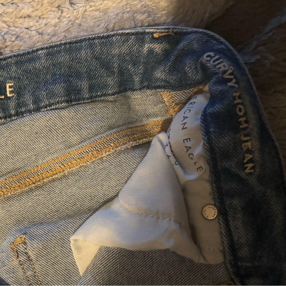 American Eagle Outfitters Ripped curvy mom Jeans - Picture 3 of 5